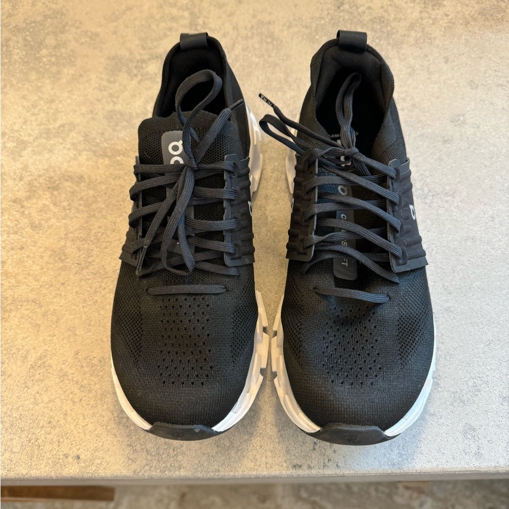 On cloud men’s size 9.5 worn once